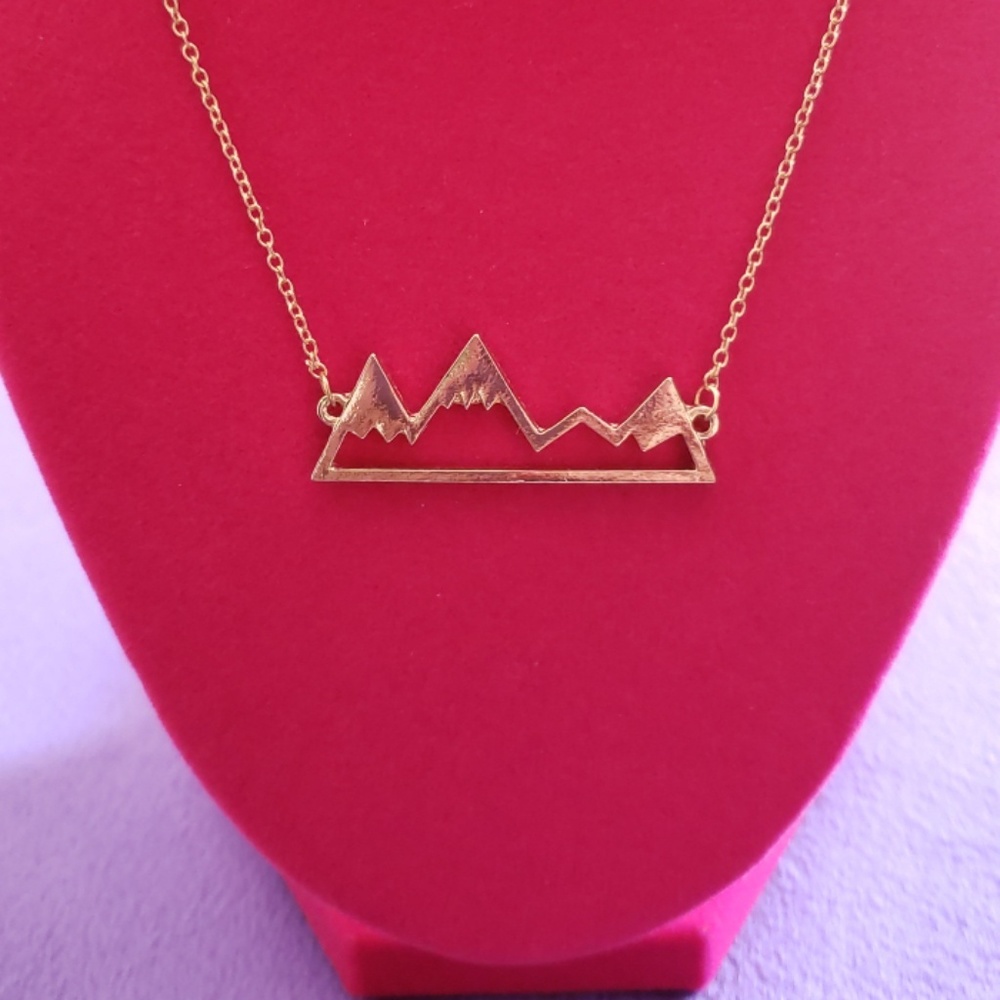 NWOT! Gold tone mountain necklace - adjustable